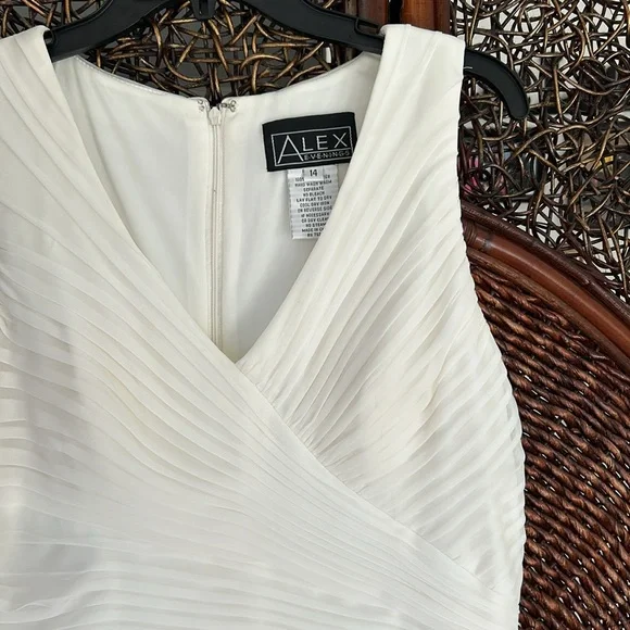 Formal gown - Picture 7 of 7